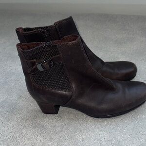 Clark’s Elegant Brown Ankle Boots